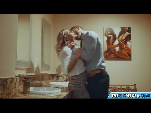 ❤️ Kad krūtiska blondīne pavedina tevi publiskā tualetē ❌ Kvalitatīvs sekss pie mums ﹏